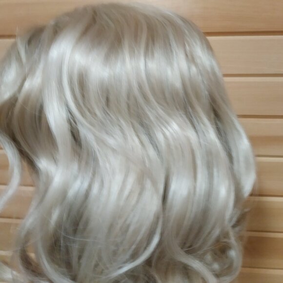 12" Blonde Short Wavy Lace Front Bob Wig - Picture 5 of 7